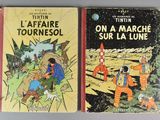 deux livres posés sur une table, avec une photo d'un astronaute et un astronaute
