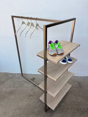 porte-vêtements en bois avec trois étagères et une paire de chaussures