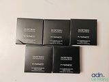 quatre produits de maquillage Mac posés sur une table blanche