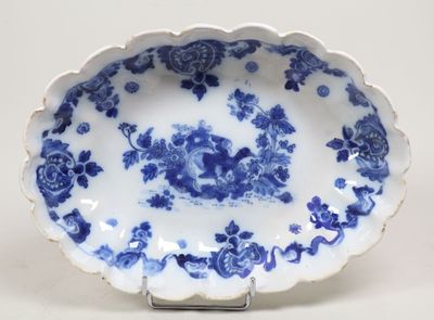 une assiette bleue et blanche avec des fleurs