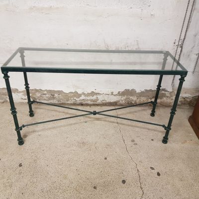 une photo d'une table en verre sur laquelle repose un cadre métallique