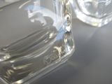 deux verres d'eau posés l'un à côté de l'autre sur une table