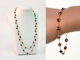 deux photos de la main d'une femme portant un collier et un bracelet