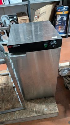 un lave-vaisselle en acier inoxydable posé sur un chariot dans un magasin
