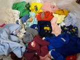 une pile de vêtements posée sur un lit