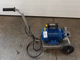 une machine bleue posée sur le sol