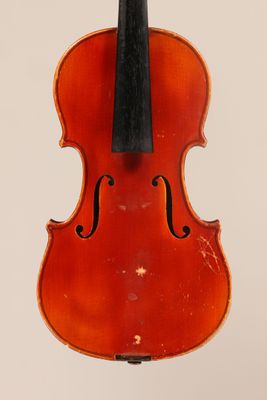 gros plan d'un violon avec un archet sur fond blanc