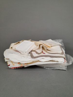 Lot de serviettes, napperons, mouchoirs.