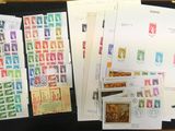 de nombreux types de timbres différents sur une feuille de papier