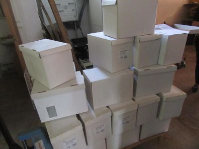 de nombreuses boîtes empilées dans une pièce