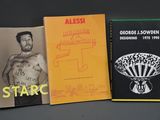 trois livres sont posés sur une table les uns à côté des autres