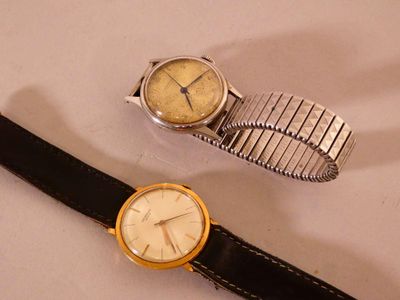 deux montres assises l'une à côté de l'autre sur une table