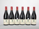 six bouteilles de vin rouge alignées sur un fond blanc