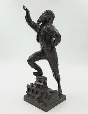 statue en bronze représentant un homme armé d'une épée, posée sur un socle