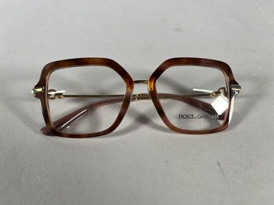 un gros plan sur une paire de lunettes posée sur une table