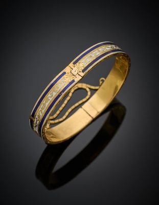 un bracelet en or avec de l'émail bleu et des incrustations d'émail