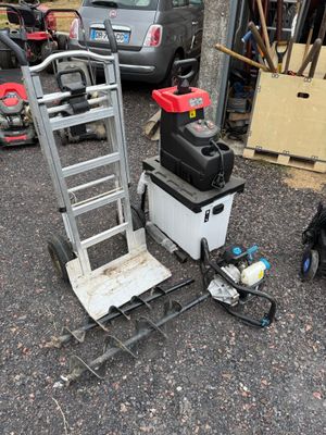 un petit chariot avec une échelle et d'autres objets sur le parking
