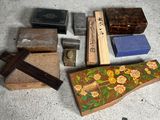 un grand nombre d'objets différents posés sur le sol