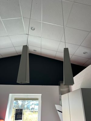deux lampes suspendues au plafond dans une pièce