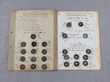 un livre ouvert sur lequel sont posées plusieurs pièces de monnaie