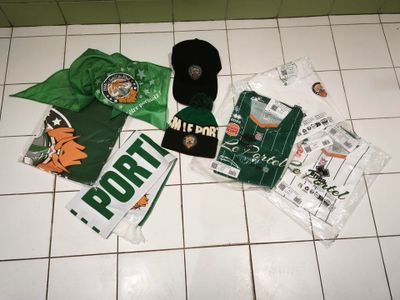 de nombreux objets qui traînent par terre dans la salle de bains
