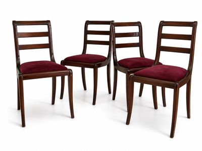 lot de quatre chaises de salle à manger en acajou, avec assise rembourrée de velours rouge