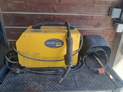 une machine jaune qui se trouve à l'arrière d'un camion