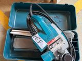 une boîte bleue contenant un cordon et un outil