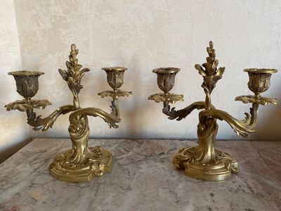 trois bougies posées sur une table en marbre