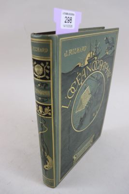 un vieux livre posé sur une table, sur lequel est collée une étiquette