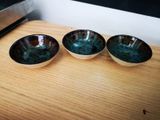 trois bols posés sur une table en bois