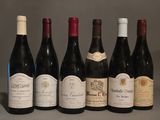 six bouteilles de vin sont alignées sur une table