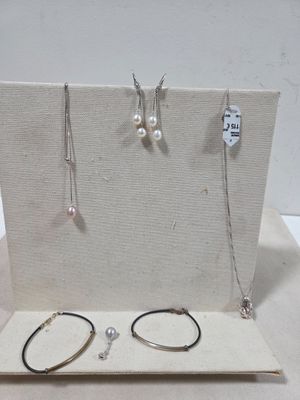 Réunion de bijox en argent et divers : 2 colliers, un penden…