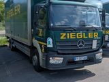 deux camions garés l'un à côté de l'autre dans un parking