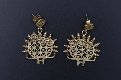 une paire de boucles d'oreilles en or ornées de motifs complexes