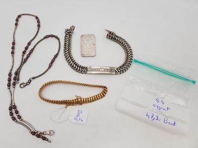 de nombreux articles, notamment un collier, un bracelet et une clé