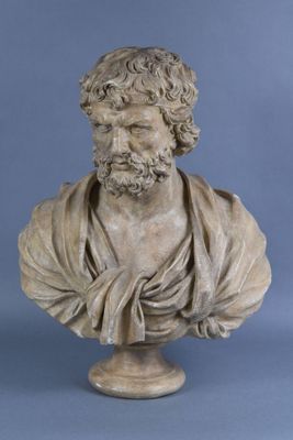 un buste en marbre blanc représentant un homme barbu