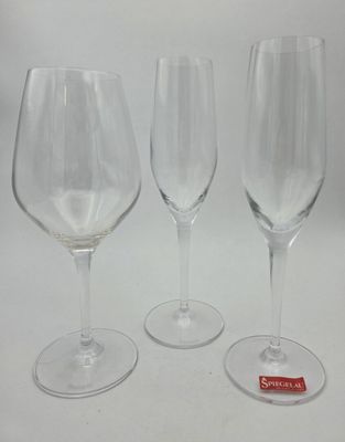 SPIEGELAU - Une suite de soixante quatre flûtes à champagne …