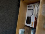 une étagère en bois sur laquelle sont posés un mixeur et d'autres objets