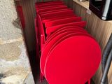 de nombreuses chaises rouges dans un coin de la cuisine