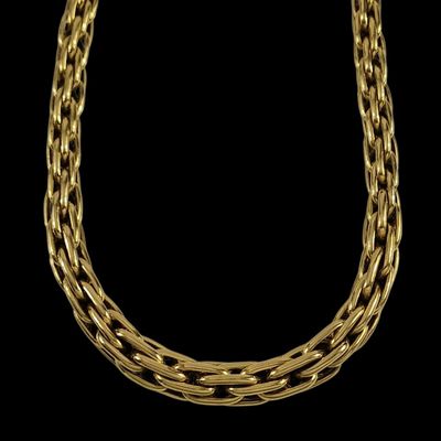 un collier à chaîne en or sur fond noir