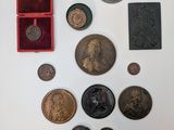 une image représentant une collection de pièces de monnaie et d'autres objets posés sur une surface blanche
