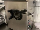 une machine posée sur le comptoir d'une cuisine