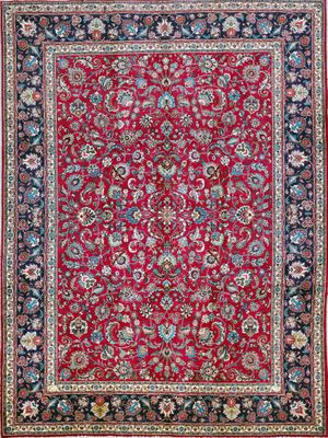 un tapis rouge et bleu à motifs floraux
