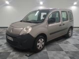 une photo d'une petite camionnette grise garée dans une pièce
