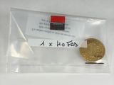 une pièce d'or dans un sachet en plastique transparent sur lequel est collé un autocollant