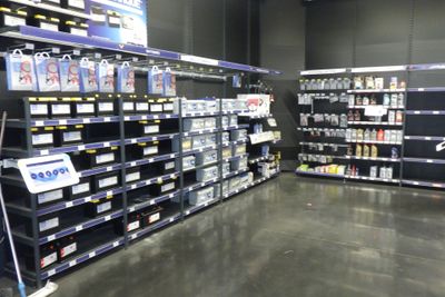 un magasin avec beaucoup d'articles sur les étagères