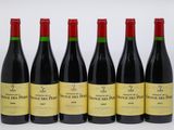 six bouteilles de vin rouge alignées