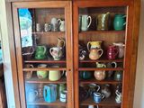 un meuble sur lequel sont posées de nombreuses tasses