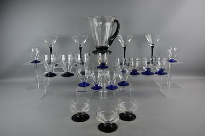 Parties de services de verres à pied, pieds teintés, l'un te…